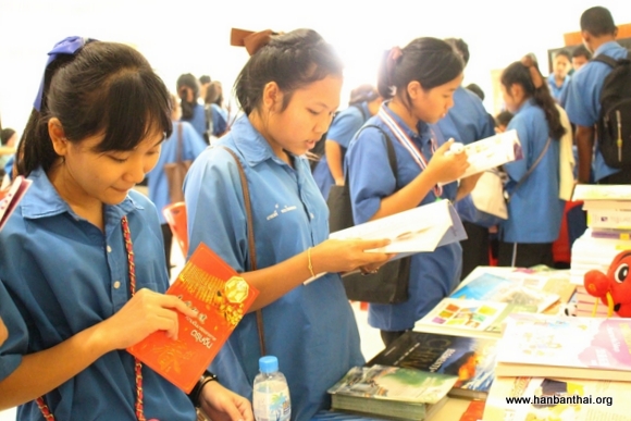 4.学生在中文教材图书前驻足点读.jpg