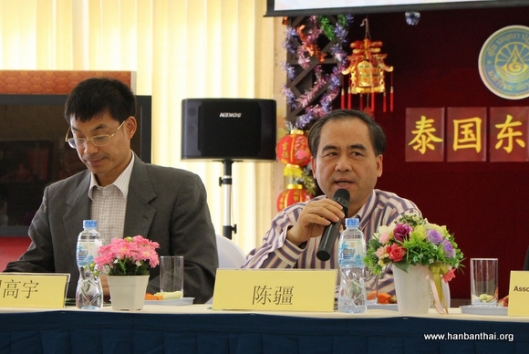 陈疆参赞与留学生、志愿者亲切交流.jpg