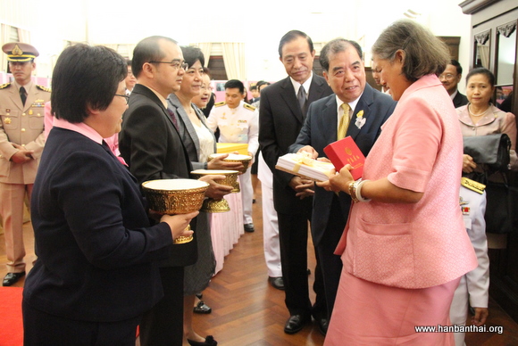 2朱大孔子学院傅增有院长向诗琳通公主赠送礼品.JPG