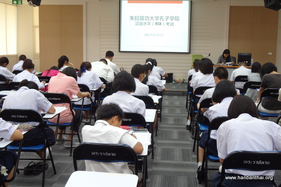 二级考生认真答题.JPG