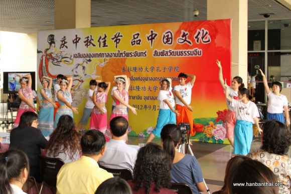 朱大中文系学生表演傣族舞.JPG