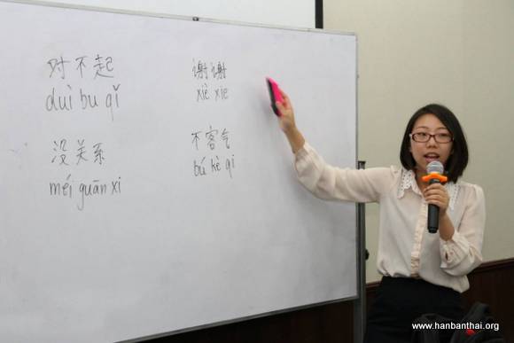 余素云老师在讲课.jpg
