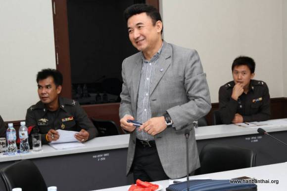 杨志明少将在回答问题.jpg