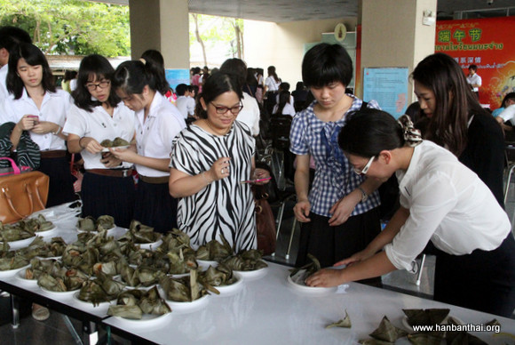 孔子学院教师给泰国师生分发粽子.jpg