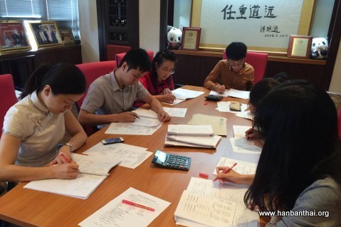 任课教师们集体批改试卷.jpg