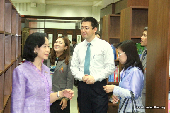 韩圣龙博士陪同参观朱大孔子学院中文图书馆 01.JPG
