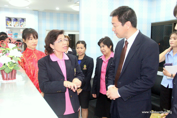 韩圣龙博士考察承恩预备中学.jpg