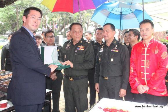 Boonsanti Saensawat少将向韩圣龙院长赠送纪念品1.JPG