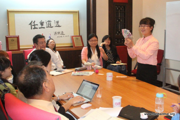 傅晓莉老师进行教学展示.jpg