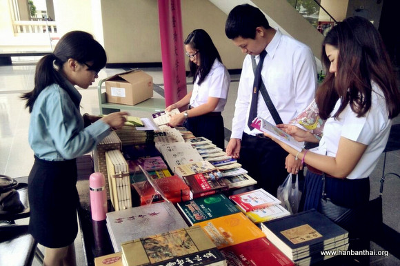 泰国学生观展.jpg