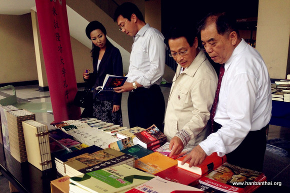 素察博士在傅增有教授陪同下观展观展.jpg