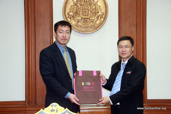 韩圣龙博士向泰国海关总署赠送纪念品.jpg