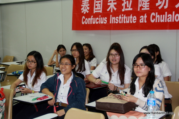 中文系学生观看电影1.JPG