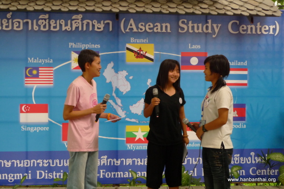 学生在结营典礼上表演情景对话.JPG