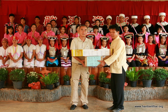 向学校赠书.jpg