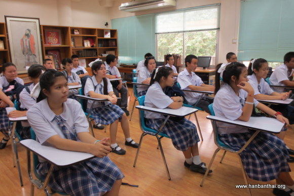 Sarasas学校师生到清迈大学孔子学院体验中国文化 (1).JPG