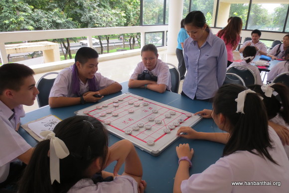 Sarasas学校师生到清迈大学孔子学院体验中国文化 (3).JPG