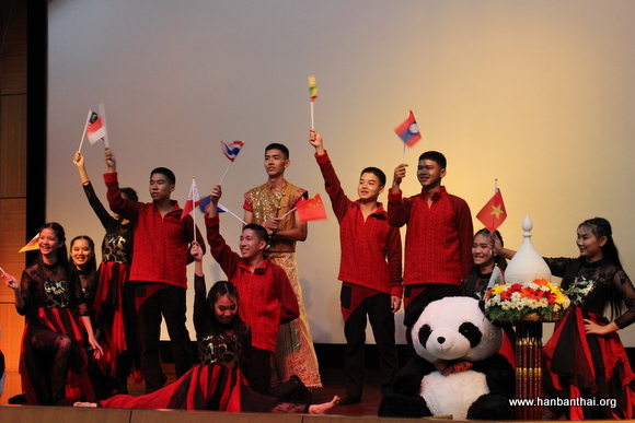 学生表演《中国与东盟》.JPG