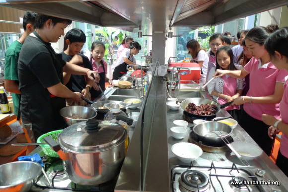 学生在做中国菜.JPG
