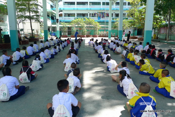学生在观看太极拳表演.JPG