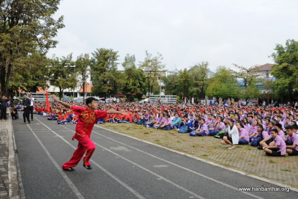 在SUANBOONYOPATHAM学校进行武术表演.JPG