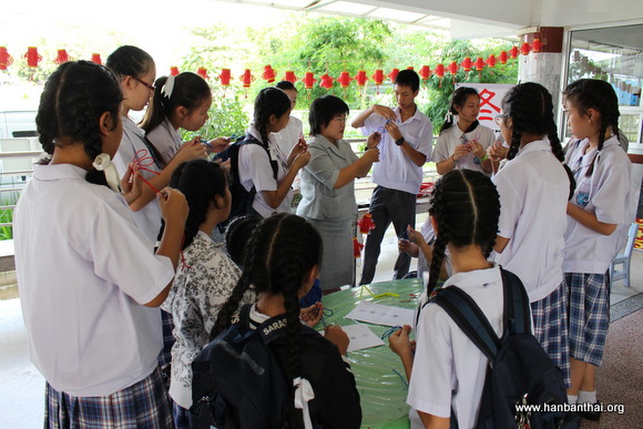 学生在学做中国结1.JPG