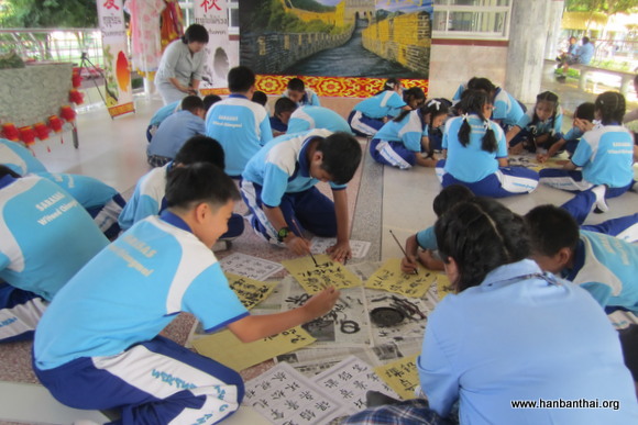 Sarasas学生练书法.JPG
