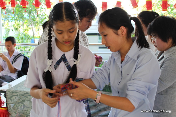 学生在学做中国结.JPG