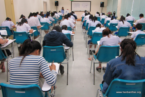 考生正在认真考试.JPG