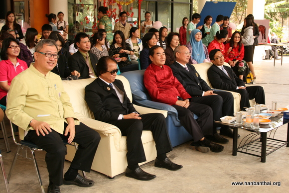 清迈大学校长等嘉宾共同观赏春节表演.JPG