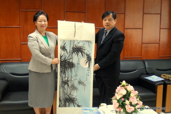 严钰院长向教育局赠送中国画.JPG