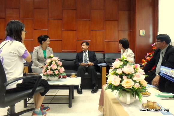 清迈孔院院长严钰与当地教育局领导会谈.JPG