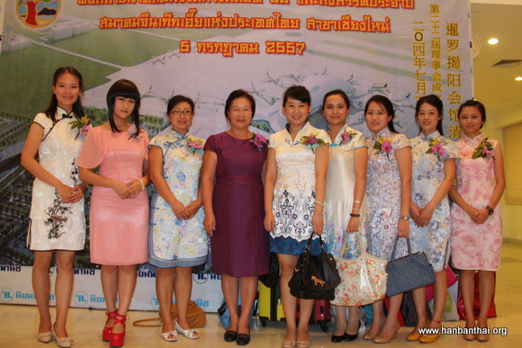 清迈孔院老师着旗袍出席晚会.JPG