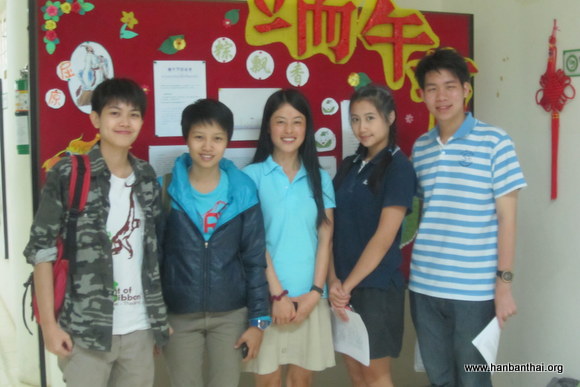 孔院志愿者老师与学生合影留念.jpg