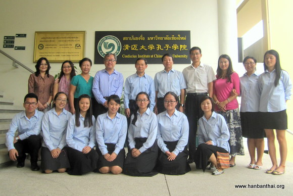 调研官员与孔院老师们合影.jpg