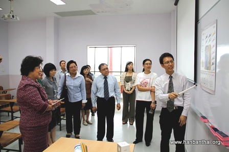 考察团体验汉语教学设施.JPG