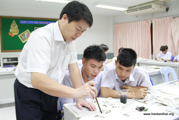 韦明刚老师指导学生书法构图.JPG