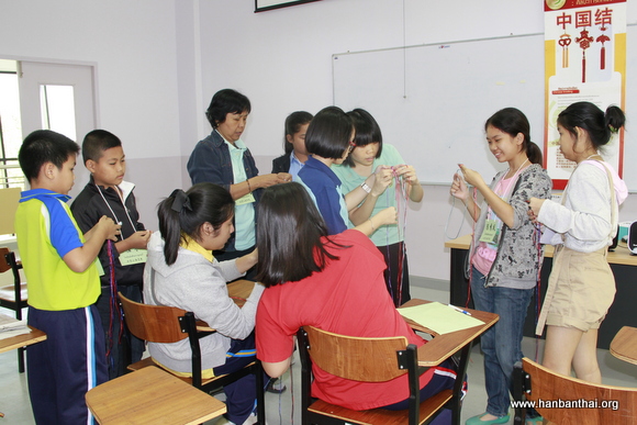 学员们认真学习编中国结.JPG