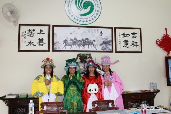 泰国民众身着传统戏剧服装合影.JPG