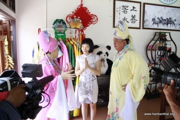 志愿者教师龙春芳向主持人介绍素攀孔院.JPG