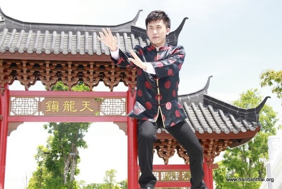 志愿者教师卫志平展示中国武术.JPG
