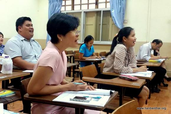 学员们做发音练习.jpg