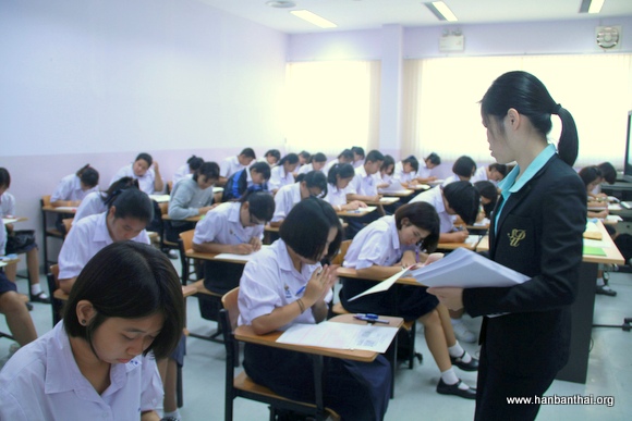 素攀孔子学院本部考点老师发放试卷.jpg