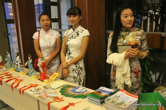 素攀孔子学院志愿者在中国文化展台迎接来宾.JPG