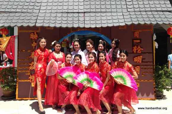 学生表演舞蹈《仙女散花》.jpg