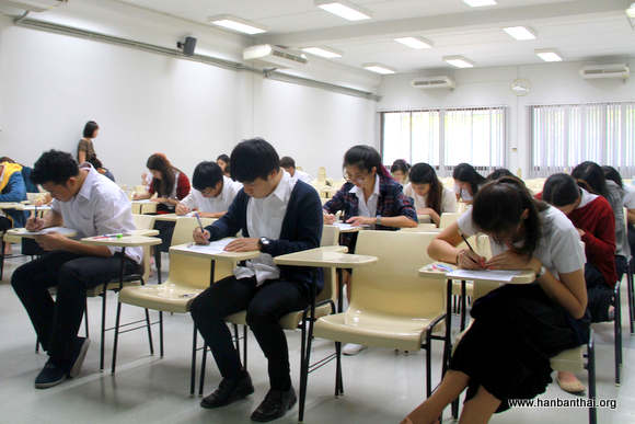 学生正在认真答题.JPG