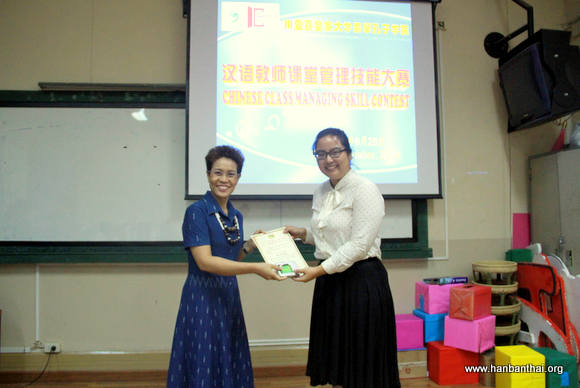 学院领导为获奖教师颁奖.JPG