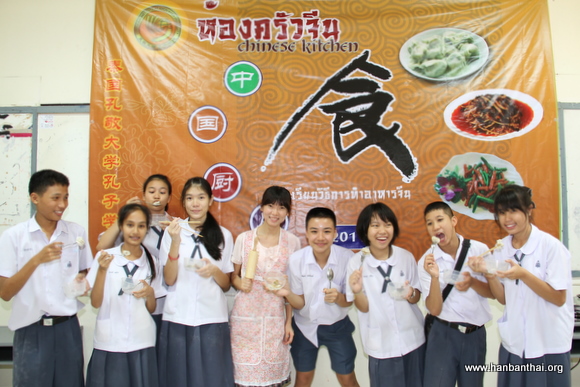 图片三：学生们一起品尝新鲜出炉的饺子.JPG