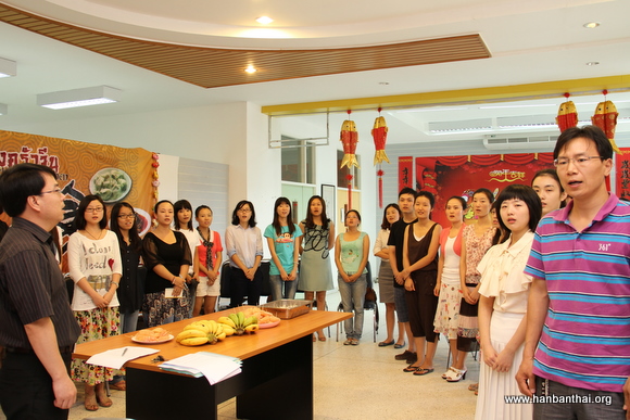 图片一：孔子学院全体老师集体起立，用嘹亮的歌声演唱国歌.JPG