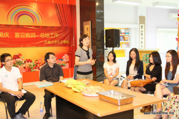 图片二：公派教师和志愿者教师一起探讨总结汉语教学工作.JPG